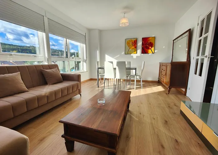 Chalet Con Wifi , Ps4 , Garaje, 5 Dormitorios, 3 Banos, Santiago De Compostela